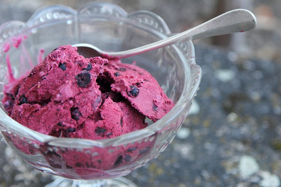 Blueberry yoghurt ice cream