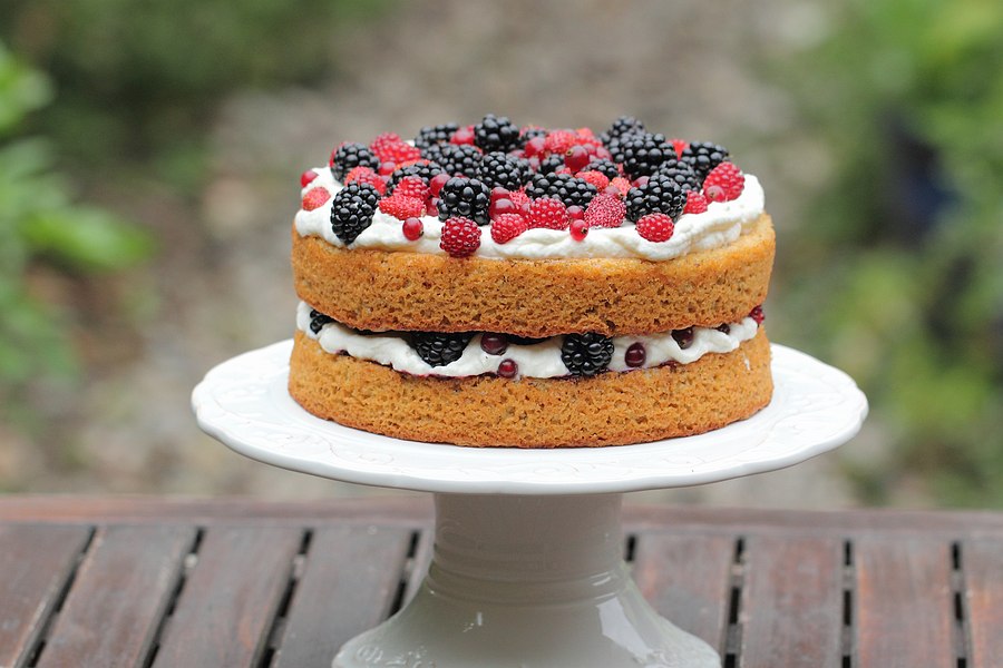 hazelnut torte with berries