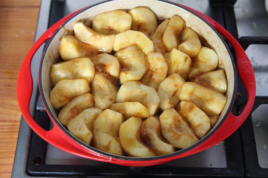 Caramelizing the apples