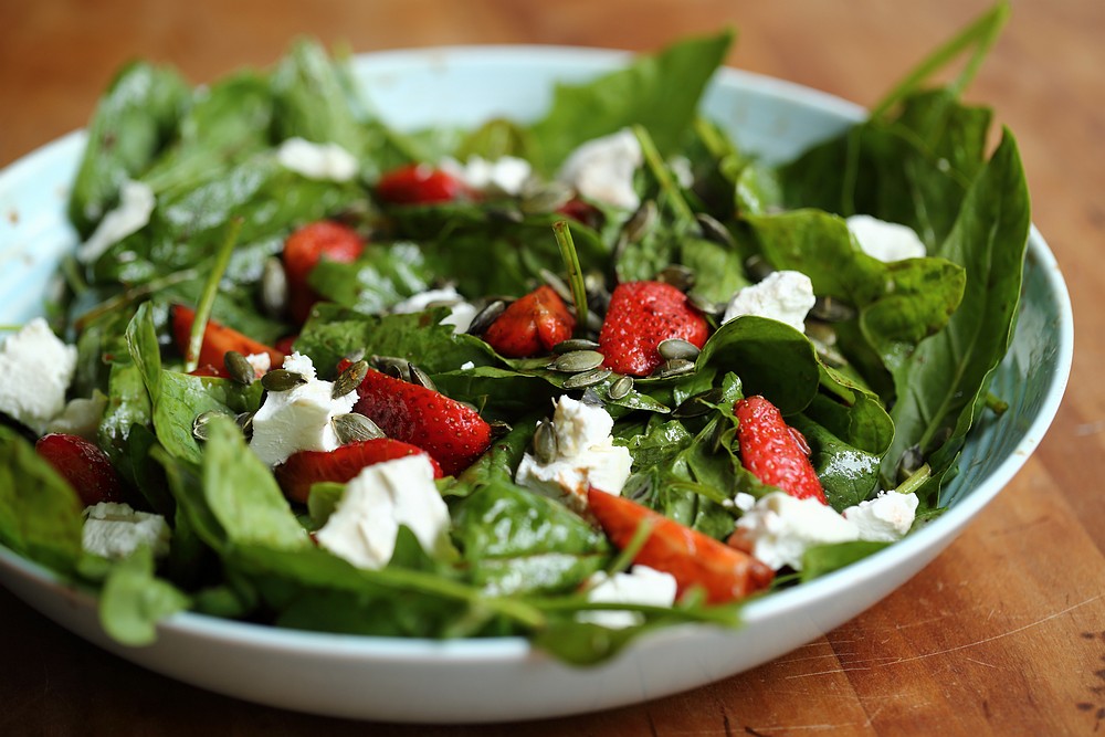 spinach and strawberry salad with goat cheese