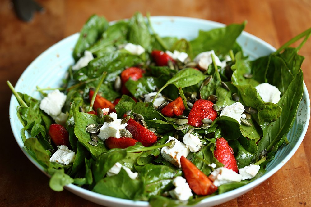 spinach and strawberry salad with goat cheese