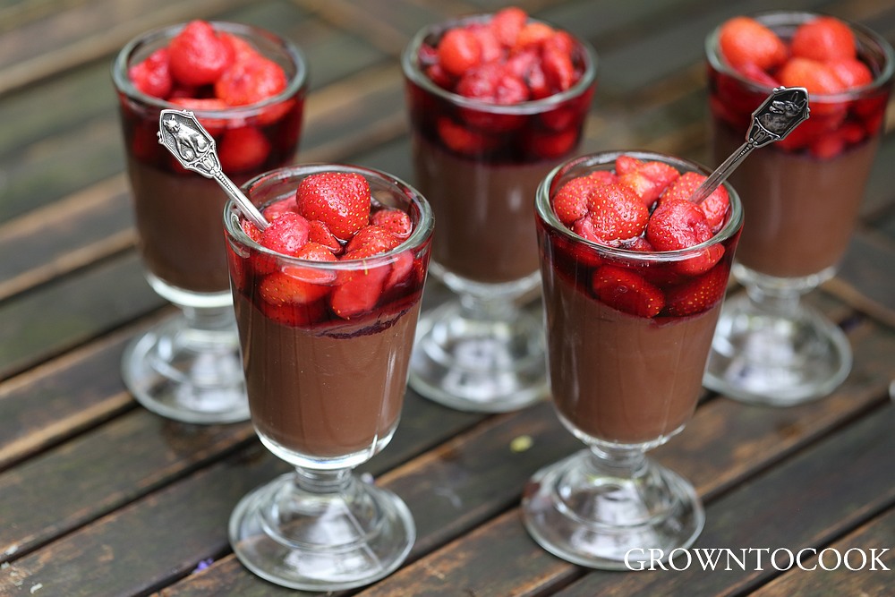 Dark chocolate pudding with strawberries in red wine syrup