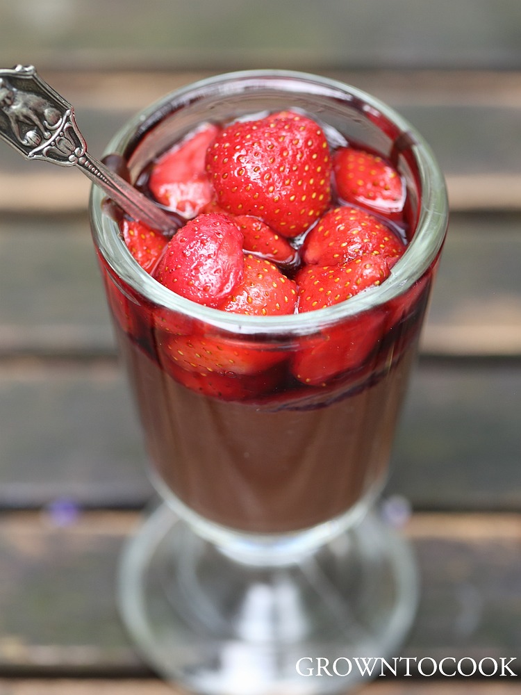 Dark chocolate pudding with strawberries in red wine syrup