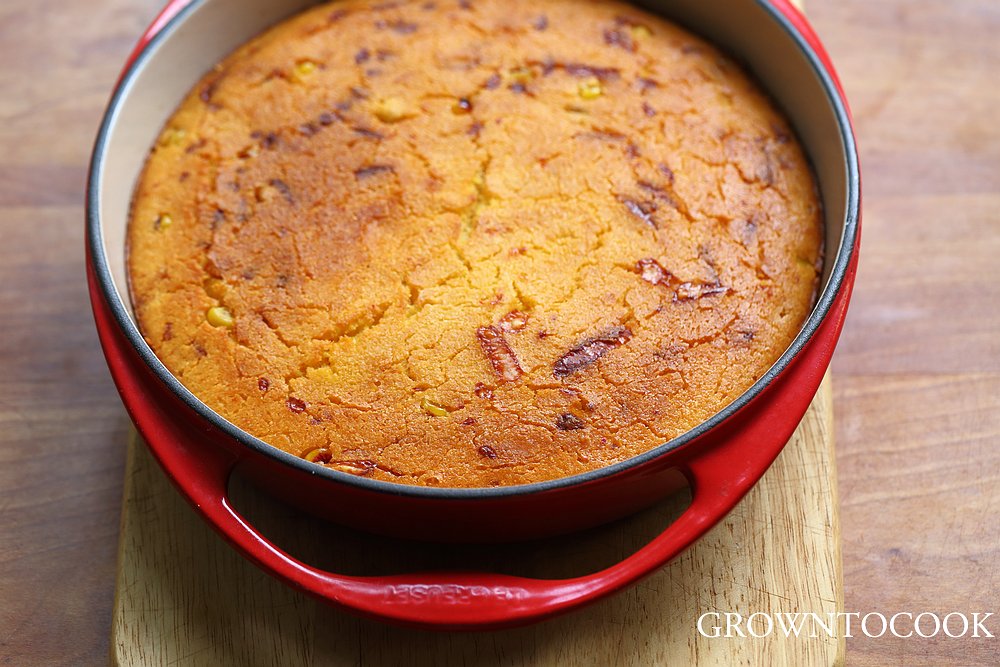 Corn bread with chili and cheese