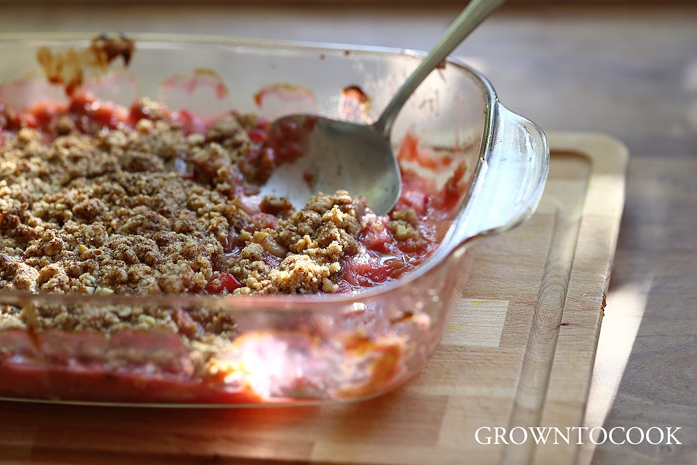 rhubarb walnut crumble