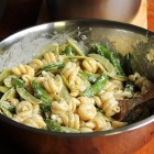 Pasta with sugar snaps, mangetout peas and soft goat cheese