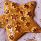 Christmas star bread with hazelnut-raisin filling