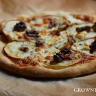 Apple, goat cheese and caramelized onions pizza